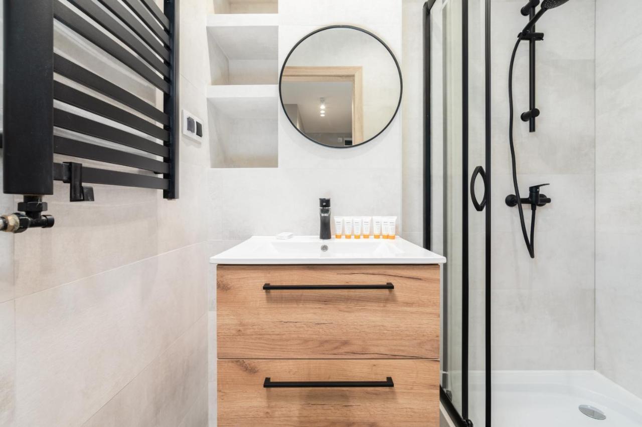 Apartment Stylish Near Wroclavia For 4 Guests By Renters Wroclaw