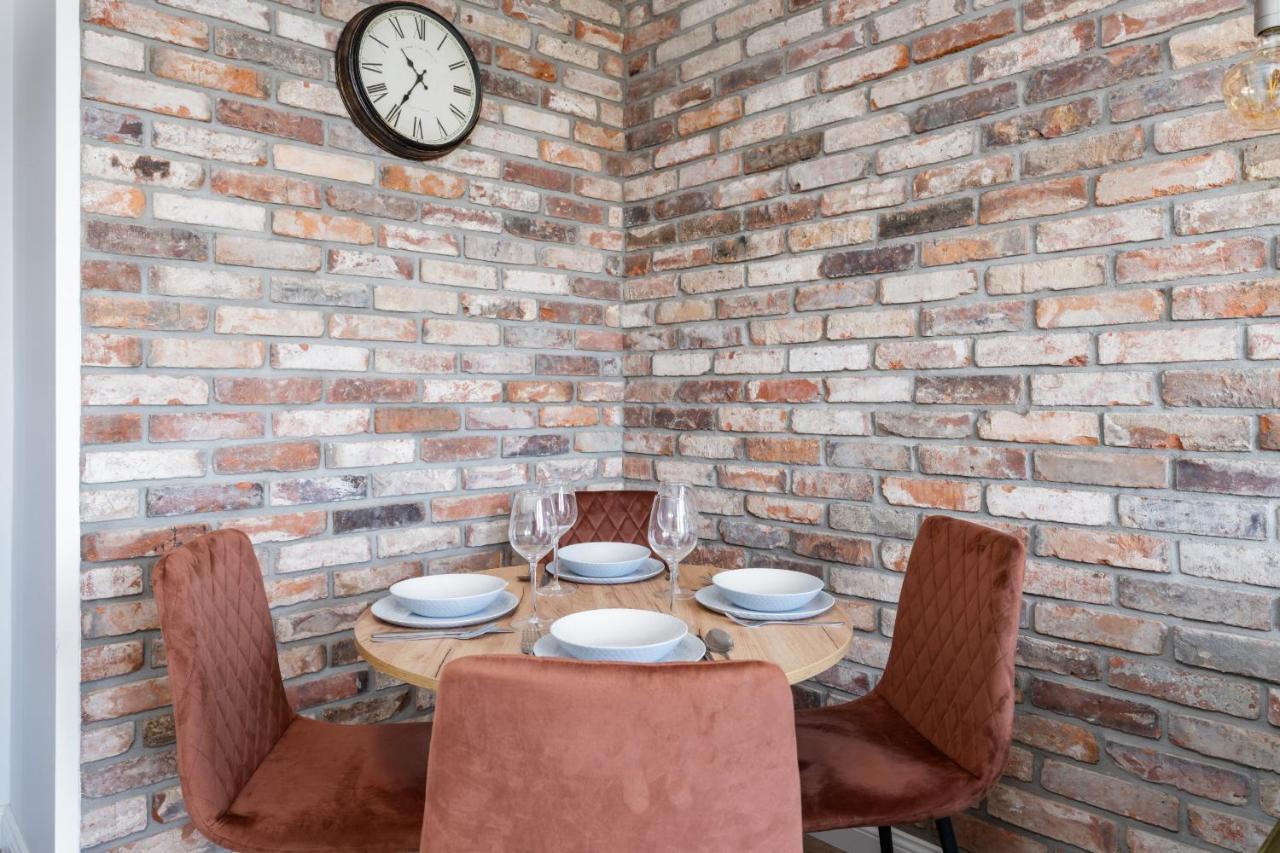 Stylish Near Wroclavia For 4 Guests By Renters